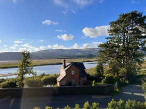 Dyfi Hideaway - Holiday Cottage Snowdonia - Stunning River & Valley Views - Ynyshir